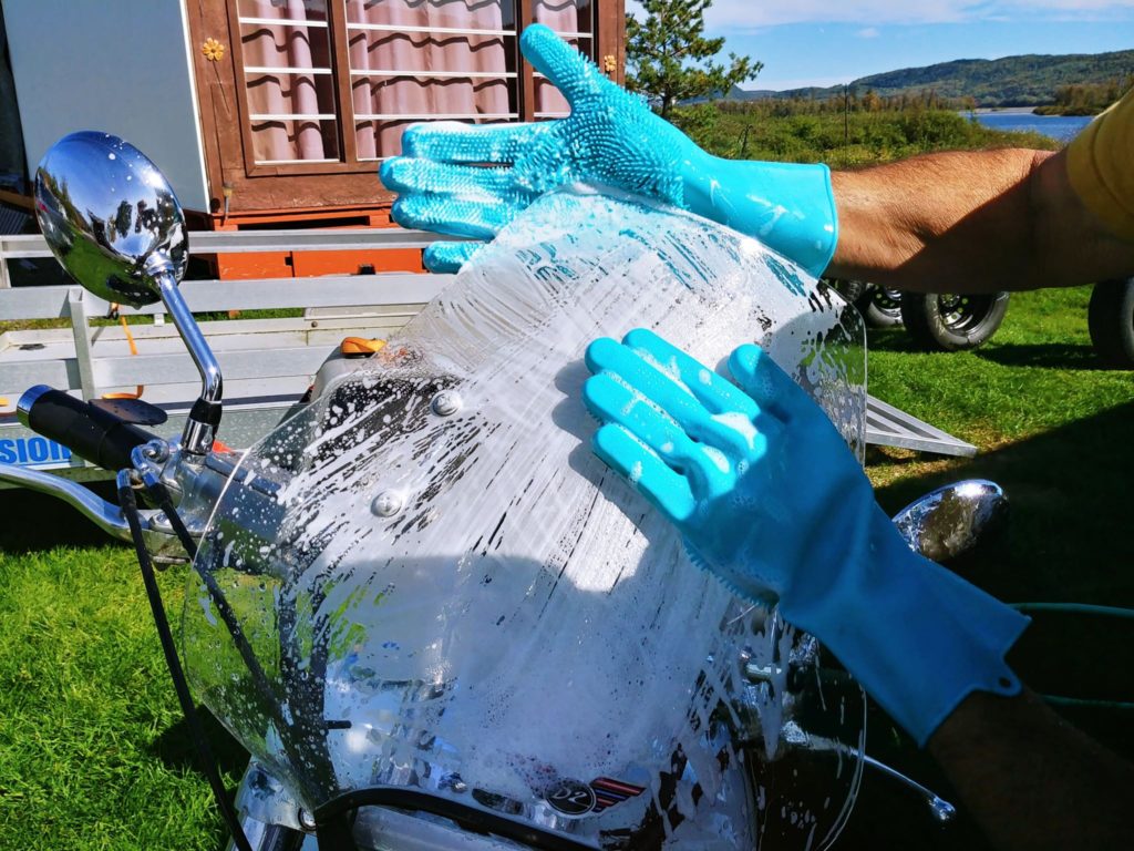 Silicone gloves are perfect to wash the windshield of your motor bike.